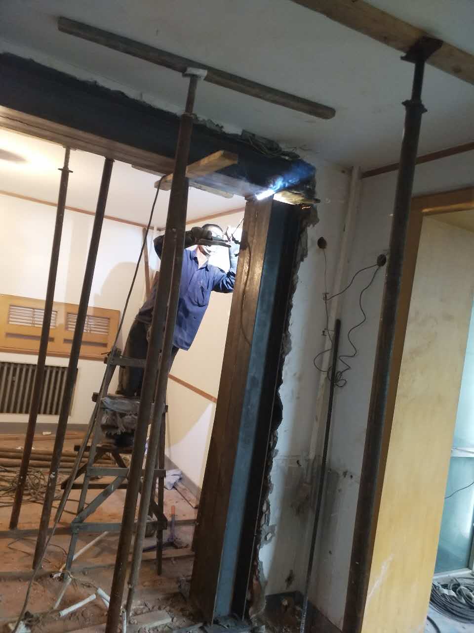 墻體拆除后，鋼梁加固墻體