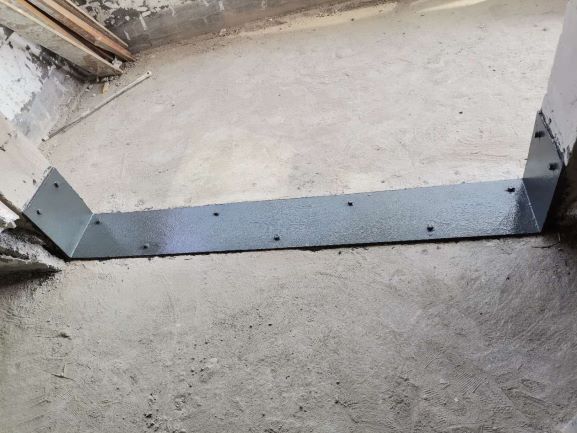 陽(yáng)臺(tái)窗下墻粘鋼加固