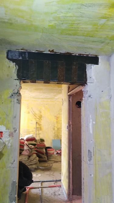 門(mén)口提高粘貼碳纖維加固